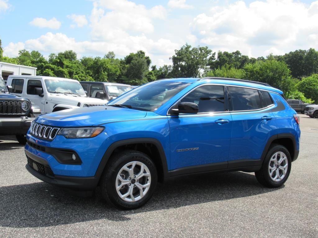 2025 Jeep Compass Latitude photo 3