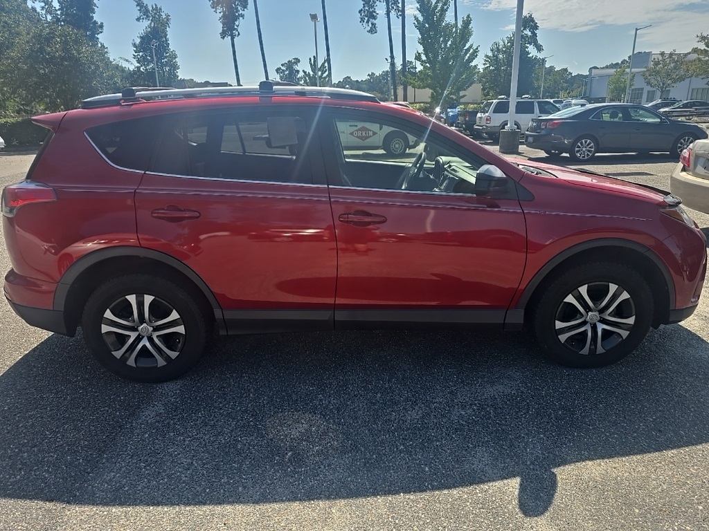 2017 Toyota RAV4 LE photo 4