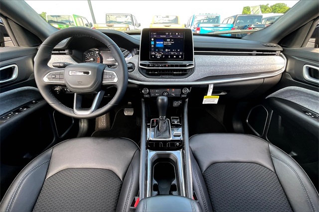 2025 Jeep Compass Latitude photo 4