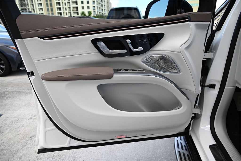 2024 Mercedes Benz EQS SUV 450 photo 9