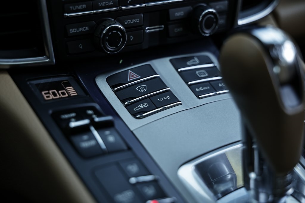 2015 Porsche Panamera Base photo 39