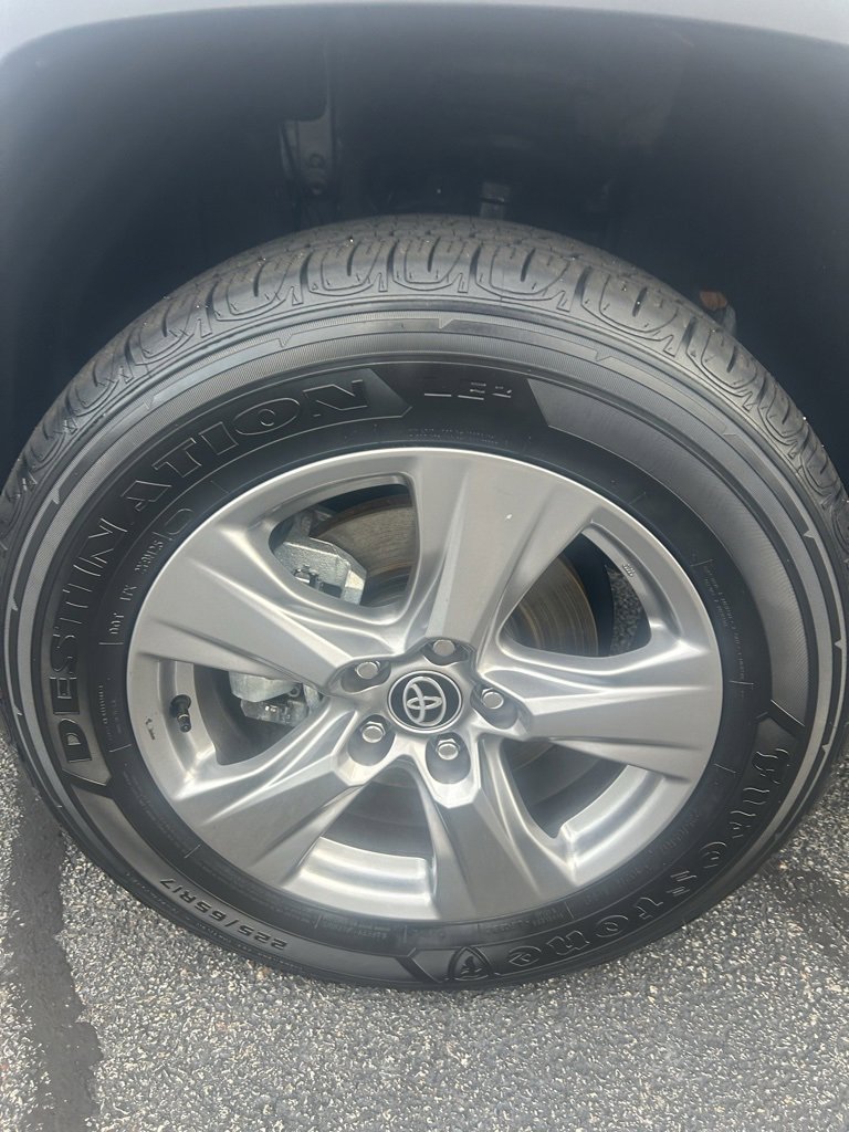 2024 Toyota RAV4 Hybrid XLE photo 6