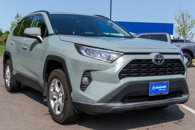 2021 Toyota RAV4 XLE photo 2