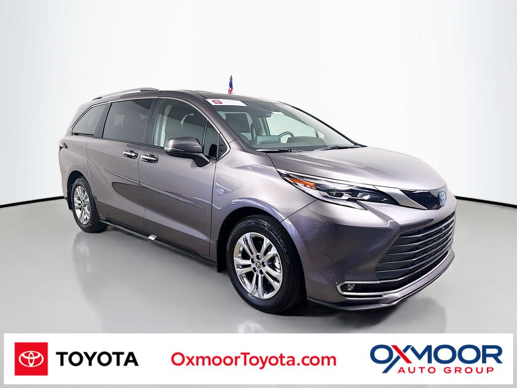 2023 Toyota Sienna Platinum's photo