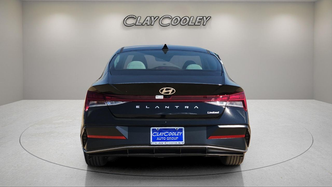 2025 Hyundai Elantra Limited photo 4