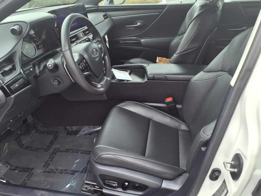 2025 Lexus ES 300h photo 9