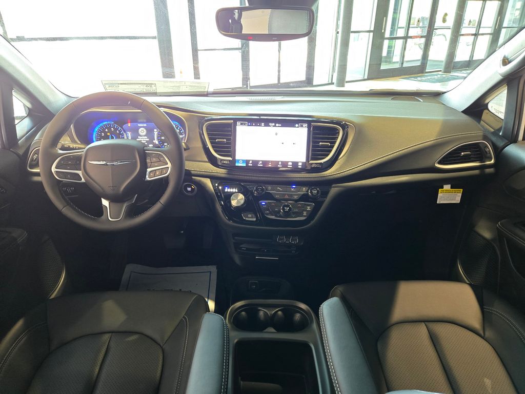 2025 Chrysler Pacifica photo 12
