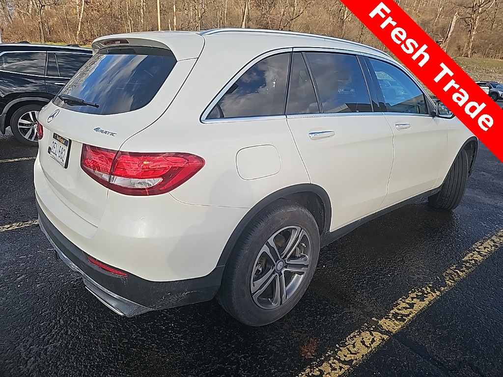 2017 Mercedes Benz GLC 300 4MATIC photo 3