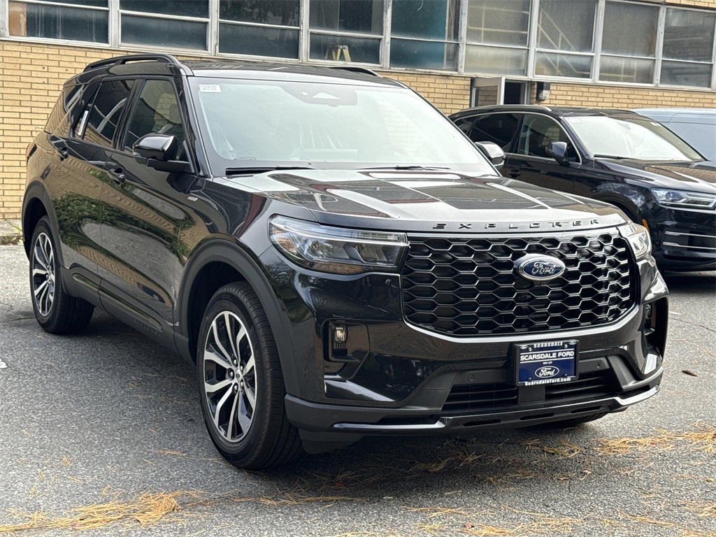 2025 Ford Explorer ST-LINE's photo