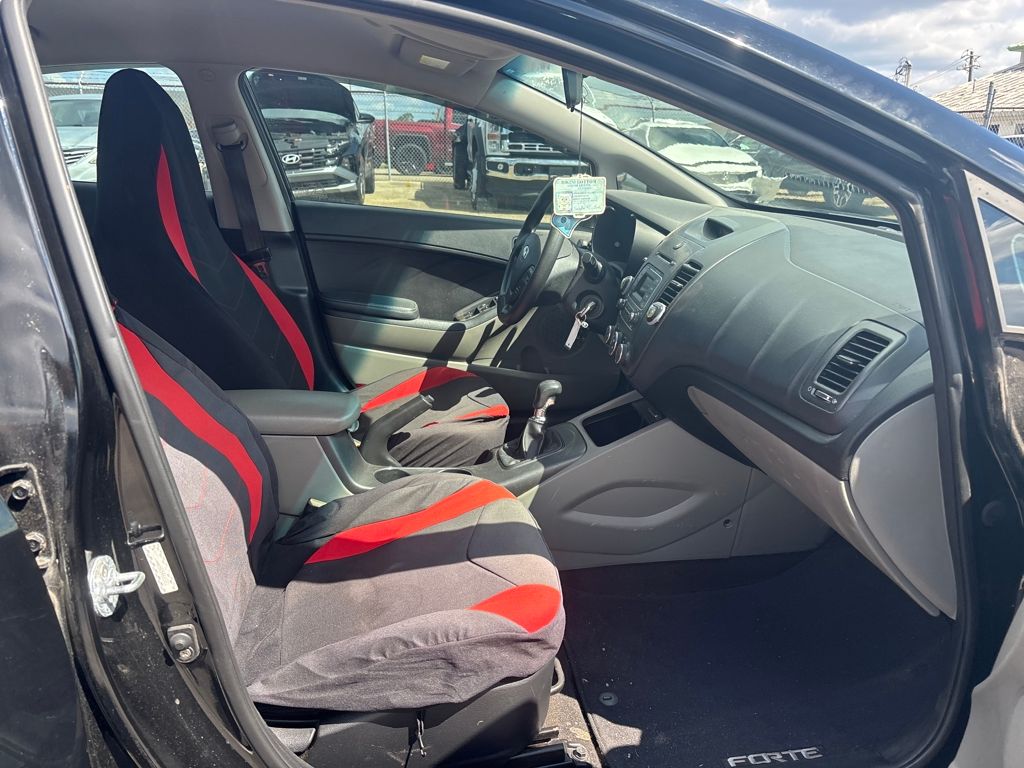 2016 Kia Forte LX photo 2
