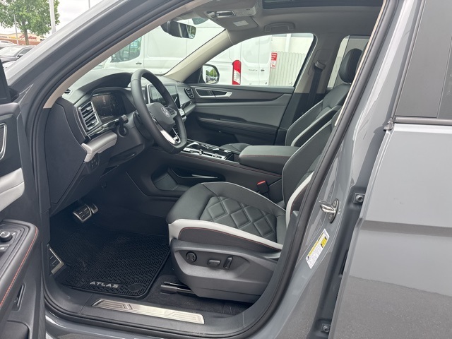 2025 Volkswagen Atlas Peak Edition SE photo 9