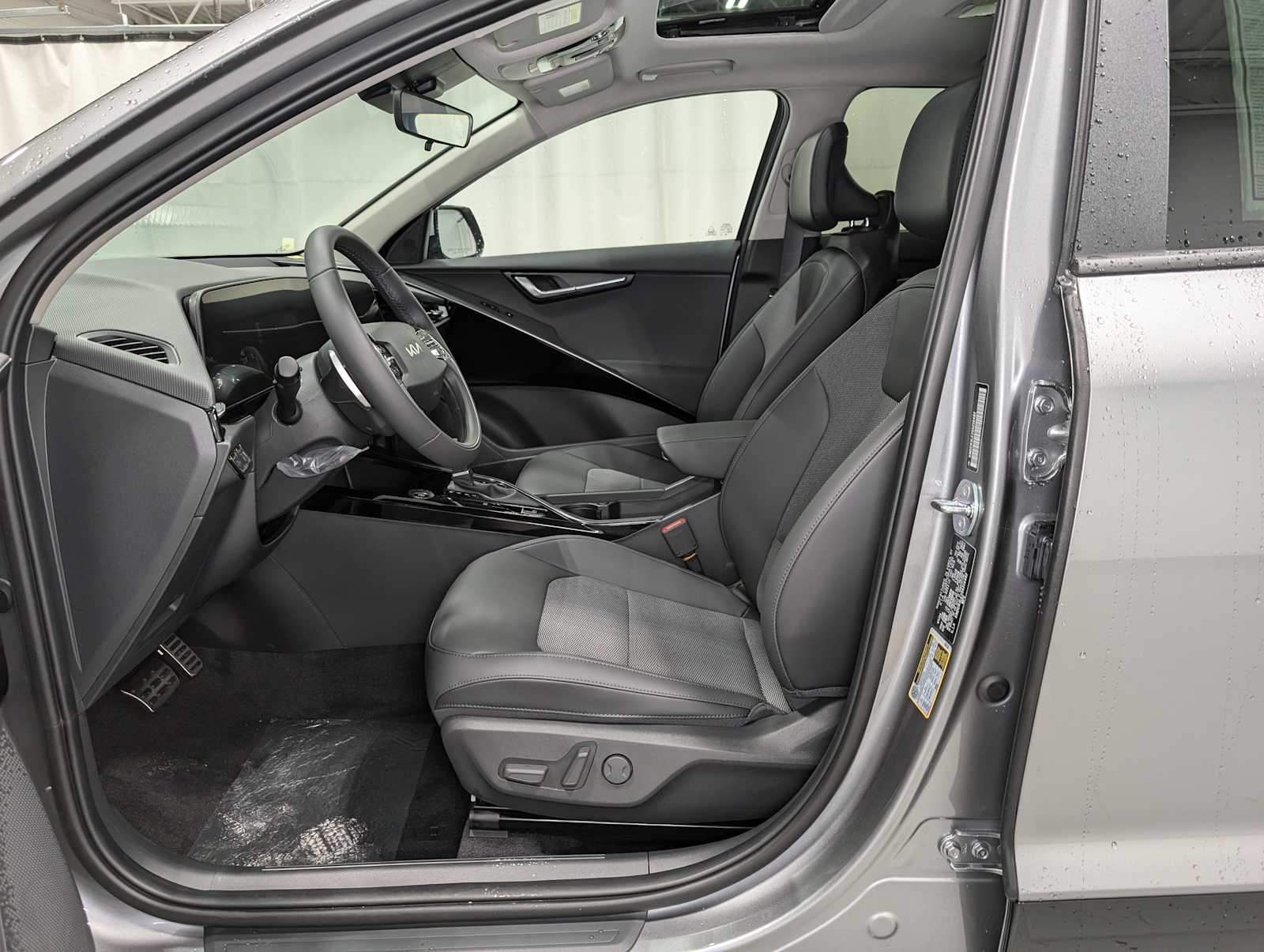 2025 Kia Niro EX Touring photo 4