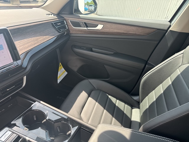2025 Volkswagen Atlas SEL photo 24