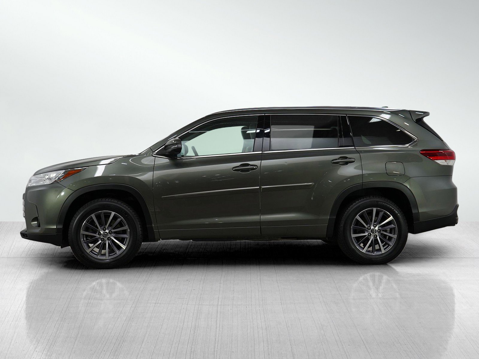 Used 2018 Toyota Highlander XLE with VIN 5TDJZRFH2JS879169 for sale in Burnsville, Minnesota