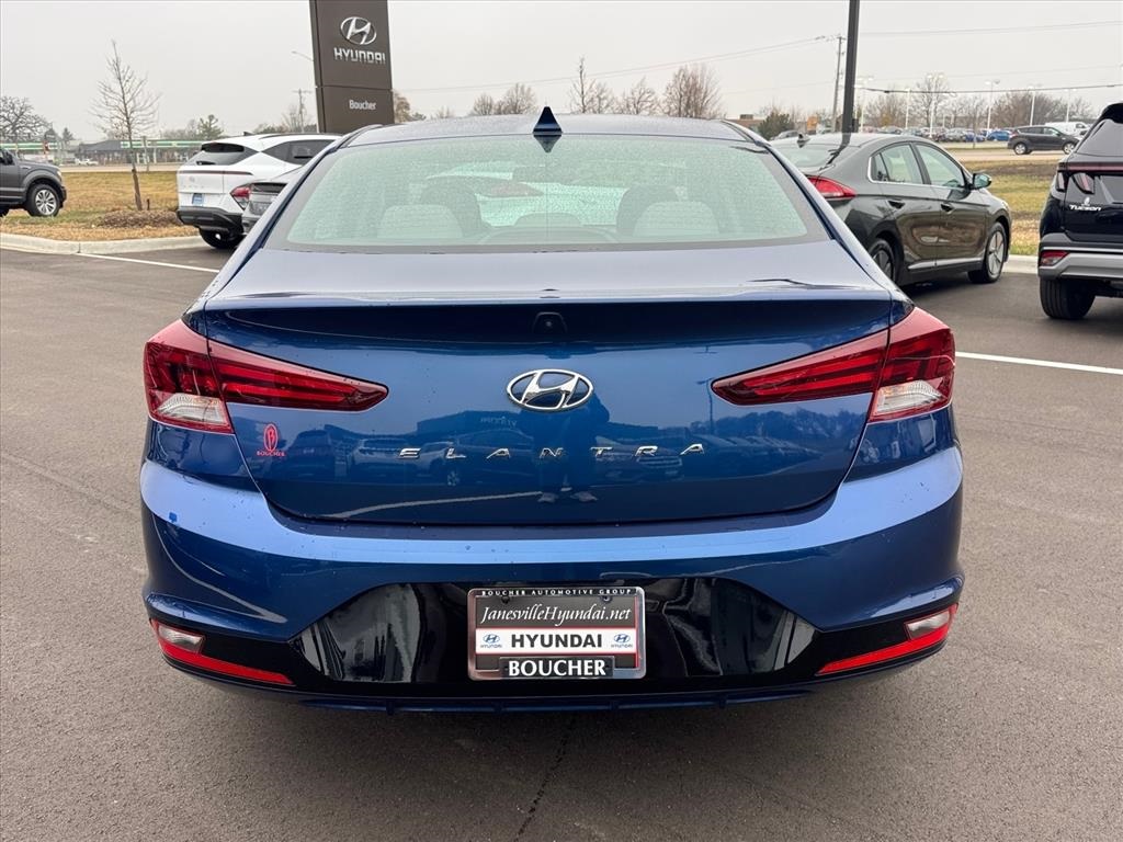 2019 Hyundai Elantra SEL photo 2