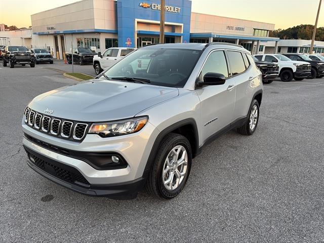 2024 Jeep Compass Latitude photo 3