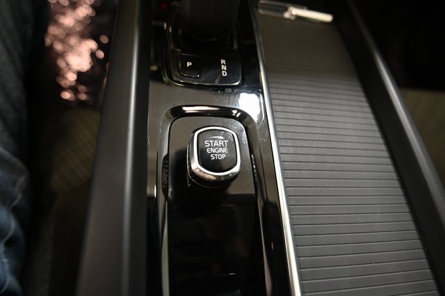 2022 Volvo XC60 B5 Momentum photo 24