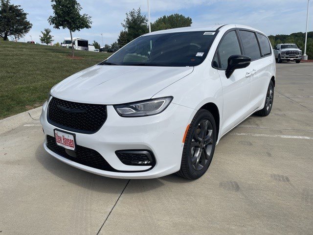 2026 Chrysler Pacifica Select's photo