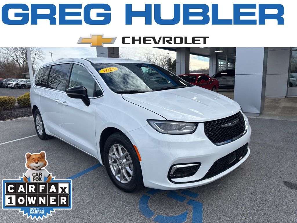 2025 Chrysler Pacifica Select's photo