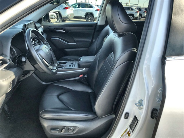 2024 Toyota Highlander XLE photo 2