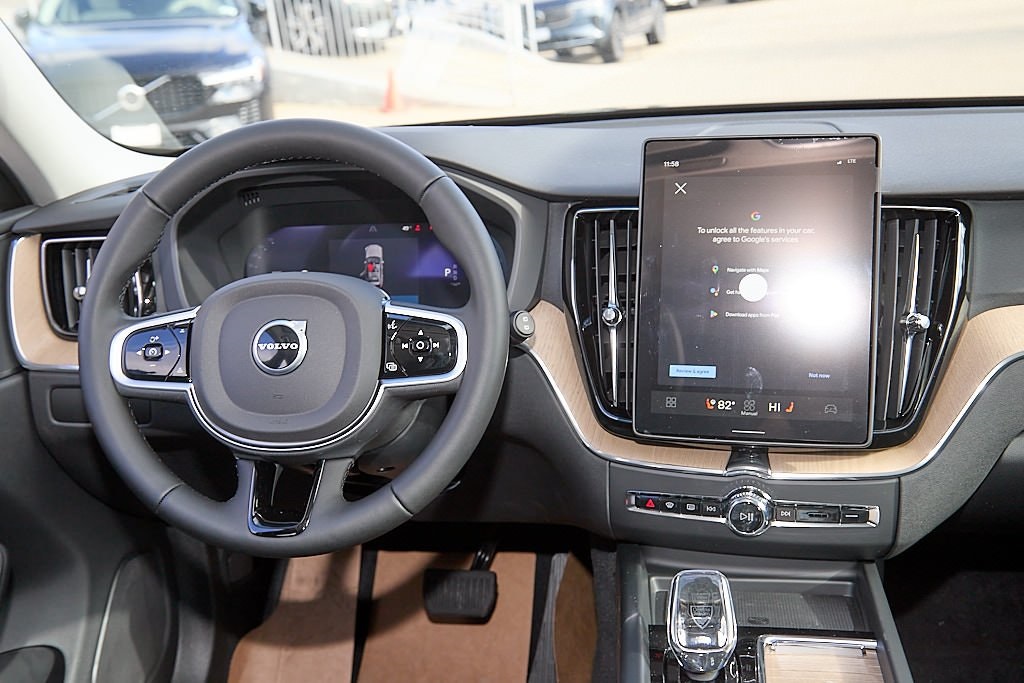 2026 VOLVO XC60 - Image 21