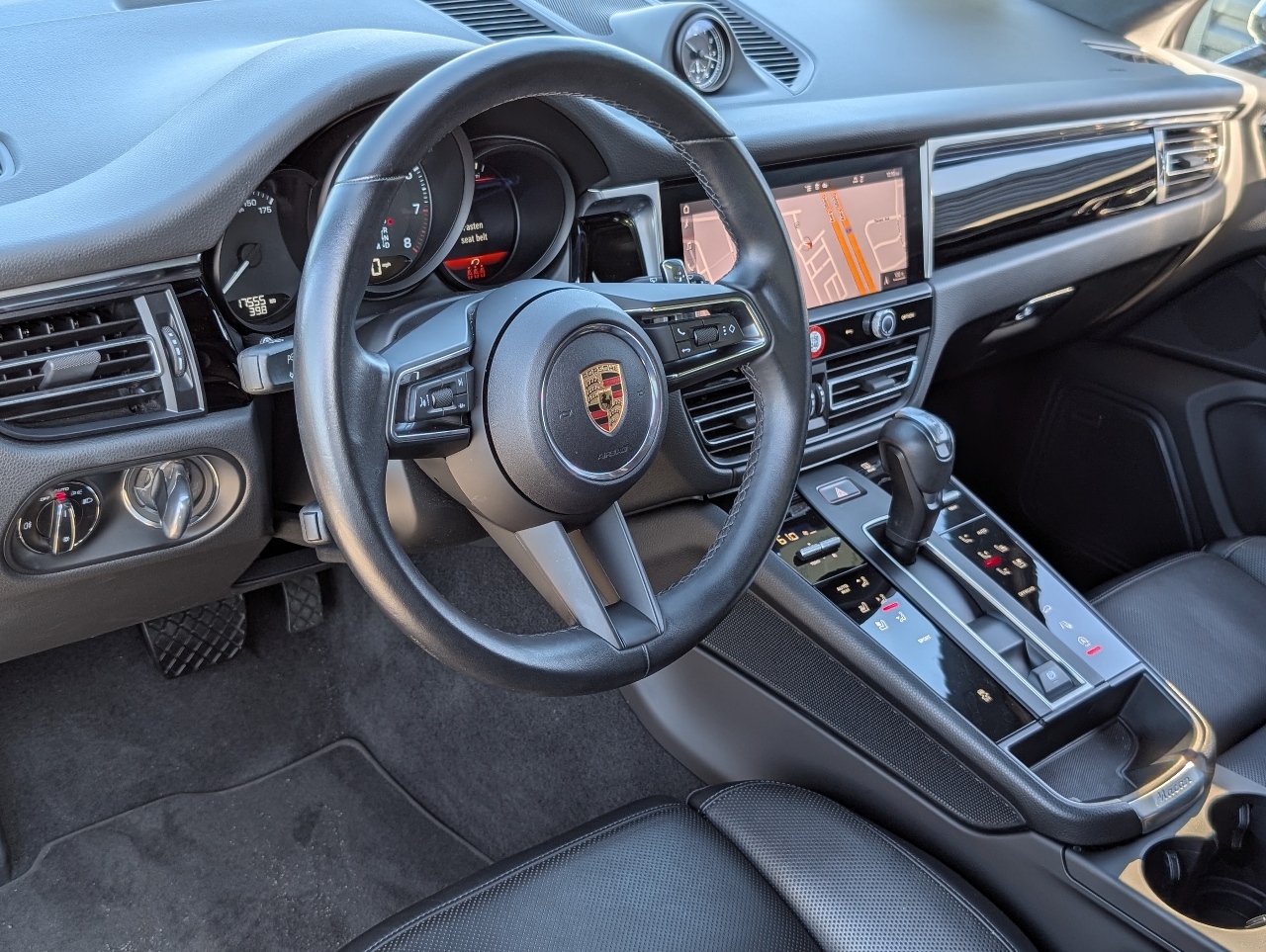 2024 Porsche Macan T photo 2