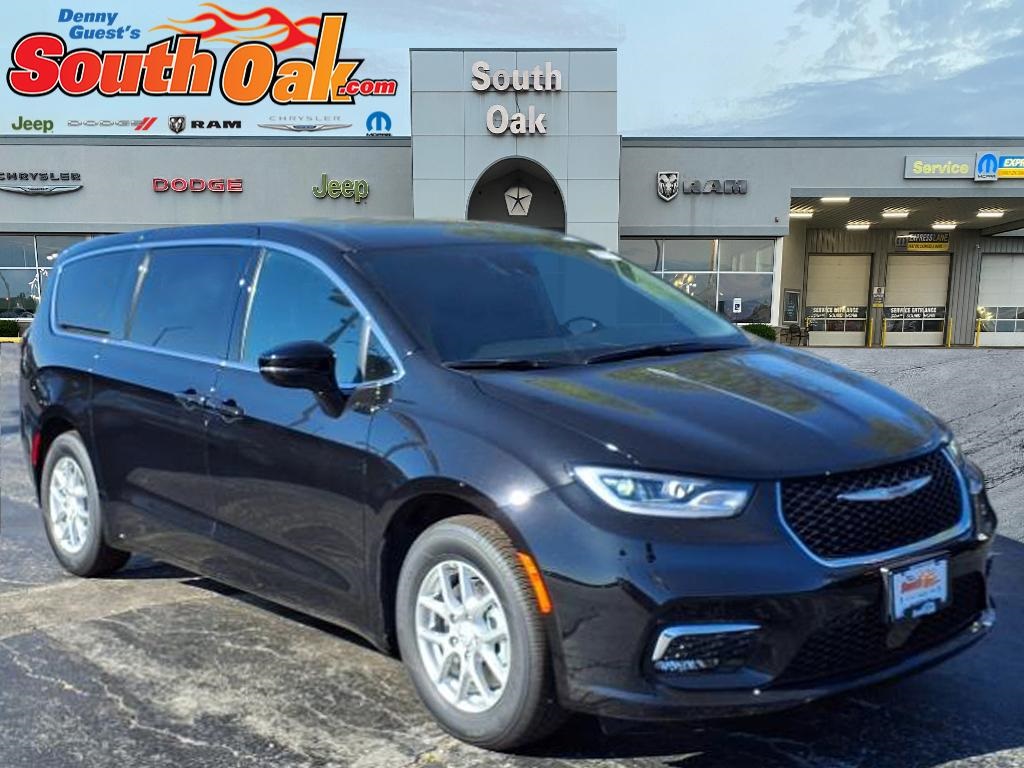 2026 Chrysler Pacifica Select's photo