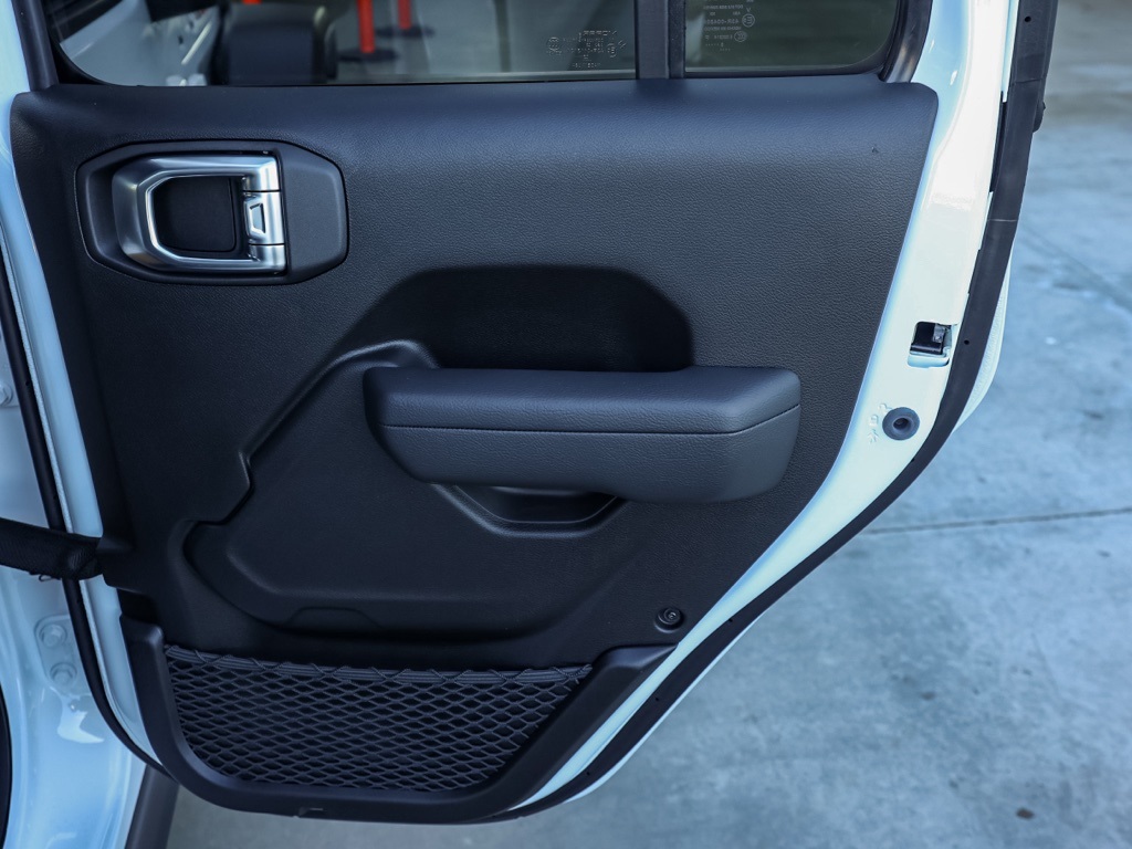 New 2026 Bright White Clear-Coat Exterior Paint Jeep Rubicon image 17