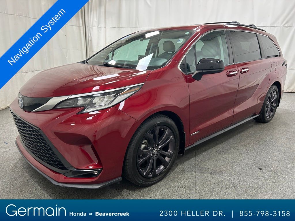2021 Toyota Sienna XSE photo 2