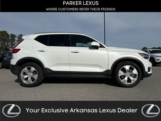 2021 Volvo XC40 Momentum's photo