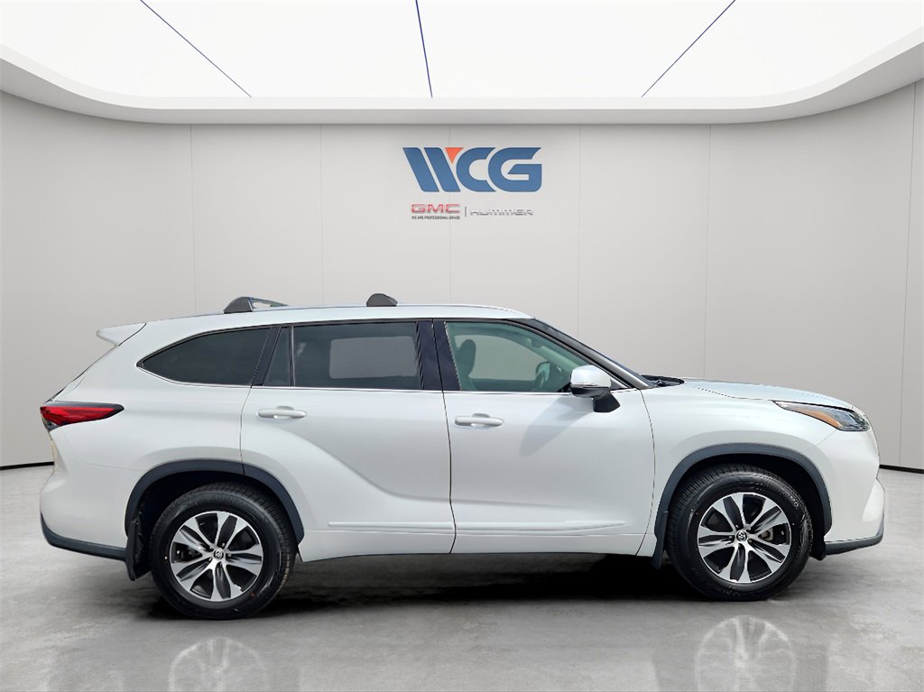 2022 Toyota Highlander XLE photo 3