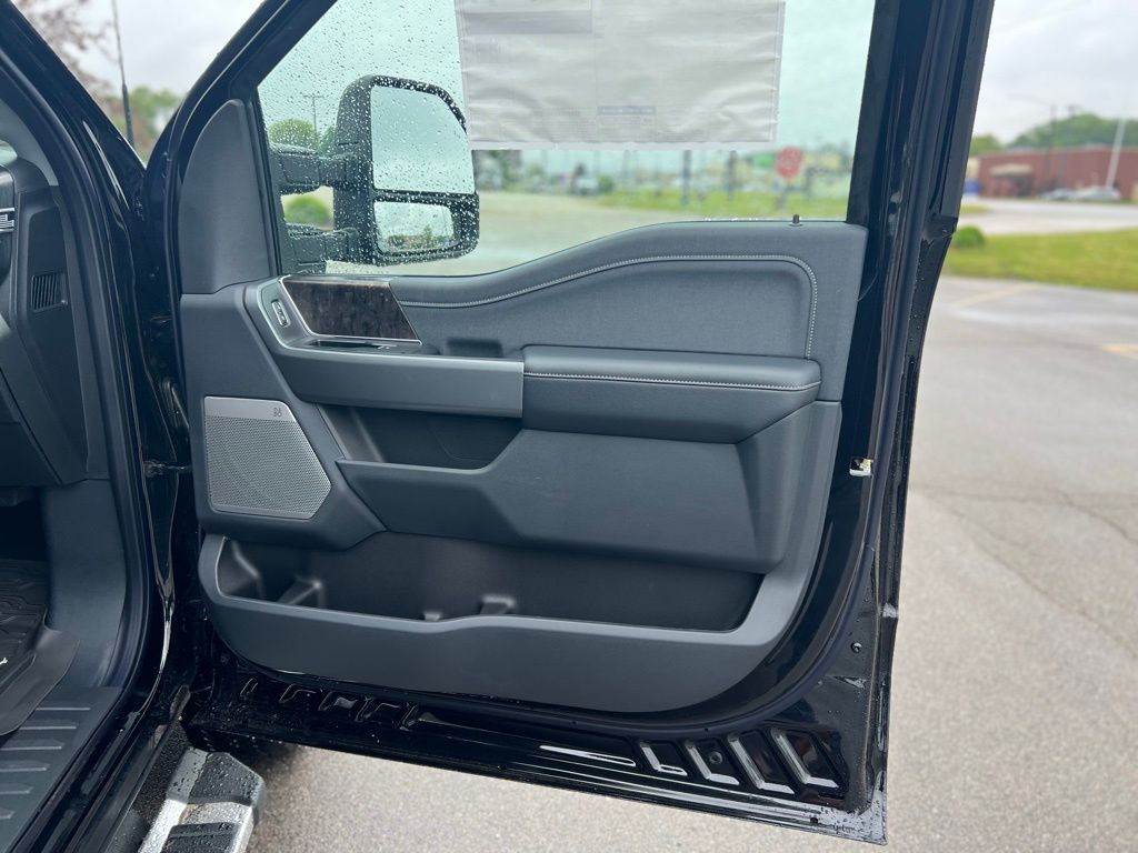 2025 Ford F-250 Lariat photo 33