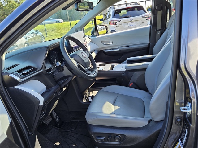 2025 Toyota Sienna XLE photo 5