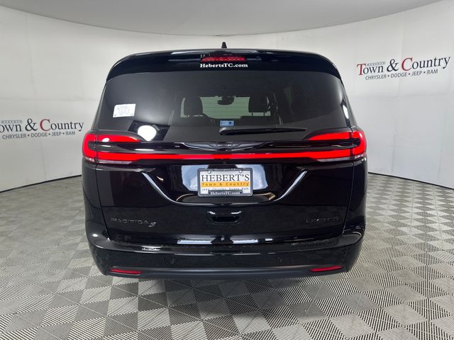 2025 Chrysler Pacifica Limited photo 4