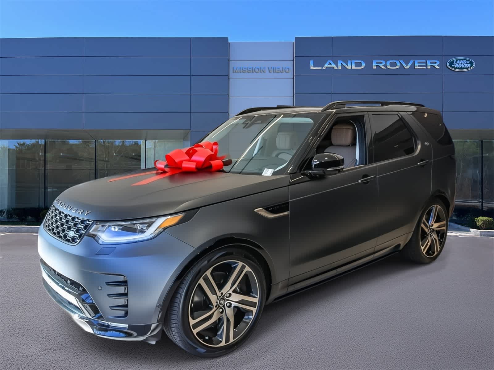 2026 Land Rover Discovery Tempest Edition's photo