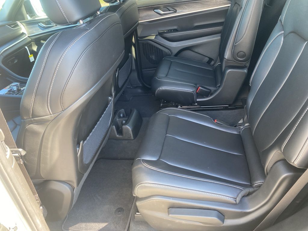 2025 Jeep Grand Cherokee Limited photo 8