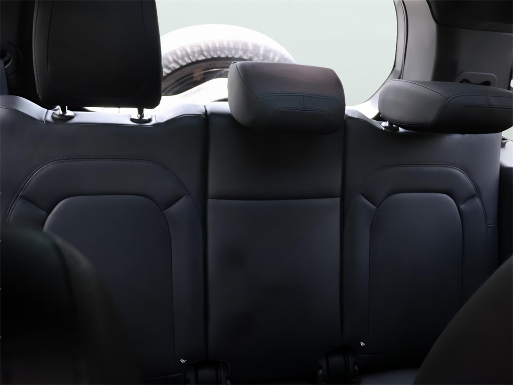 2024 Land Rover Defender 130 X-Dynamic SE photo 12