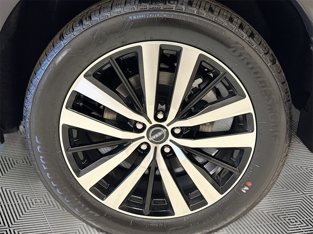 2025 Nissan Pathfinder Platinum photo 22