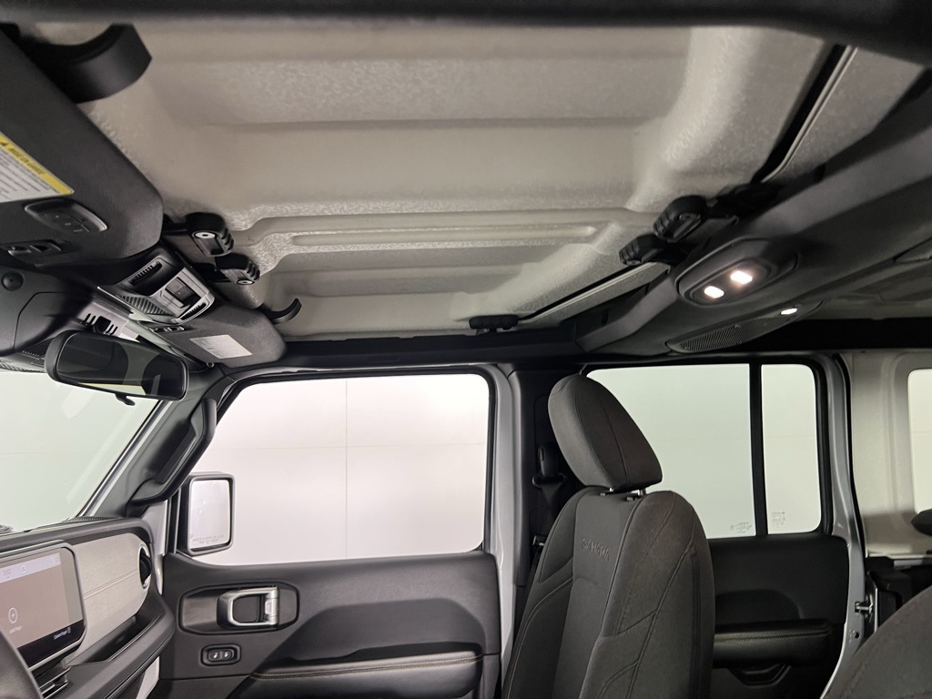 2024 Jeep Wrangler Sahara photo 21