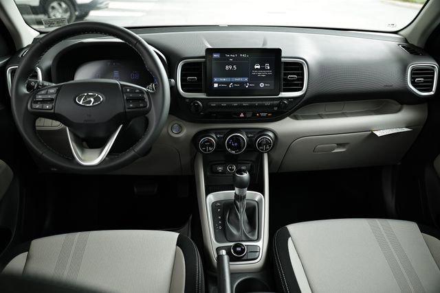 2025 Hyundai Venue SEL photo 8