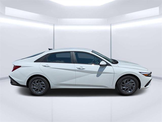 2025 Hyundai Elantra Hybrid Blue photo 2