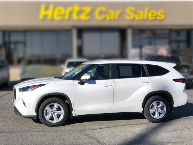 2024 Toyota Highlander LE's photo