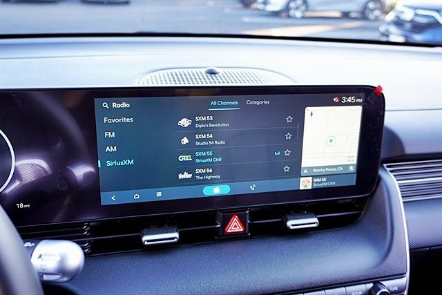 Used 2025 White Hyundai SEL image 23