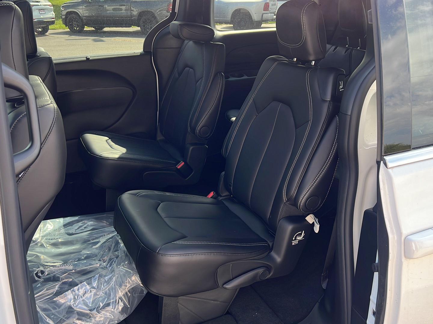 2026 Chrysler Pacifica photo 17