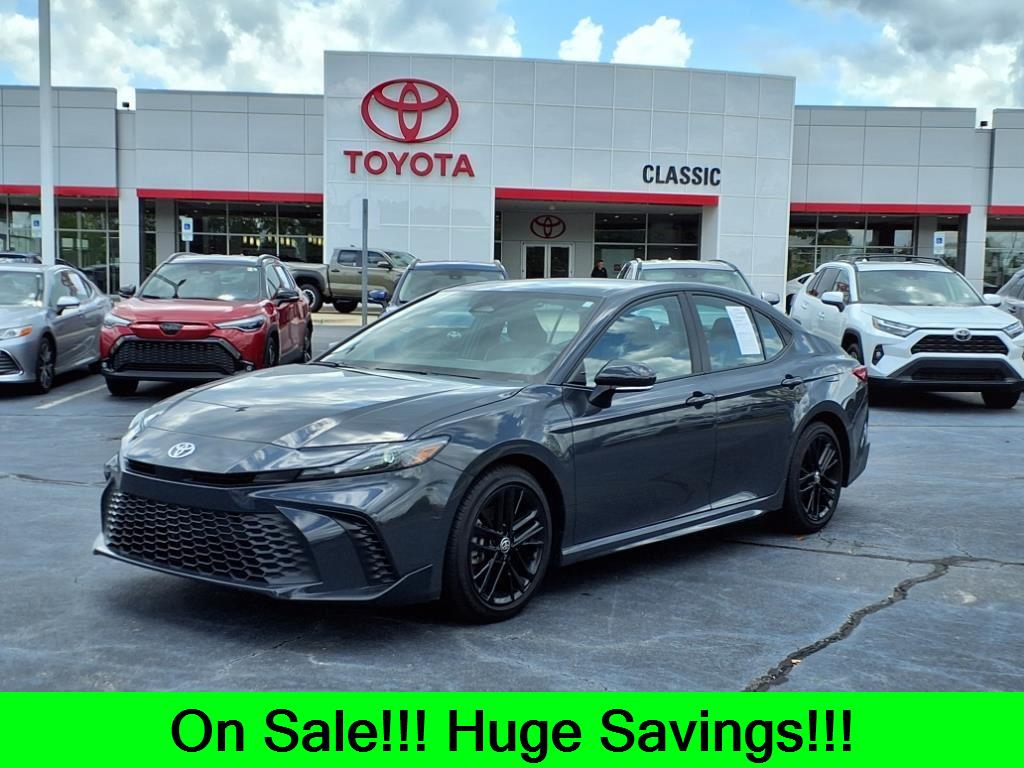 2025 Toyota Camry SE's photo