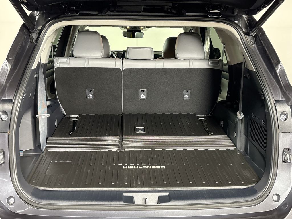 2023 Toyota Highlander L photo 18