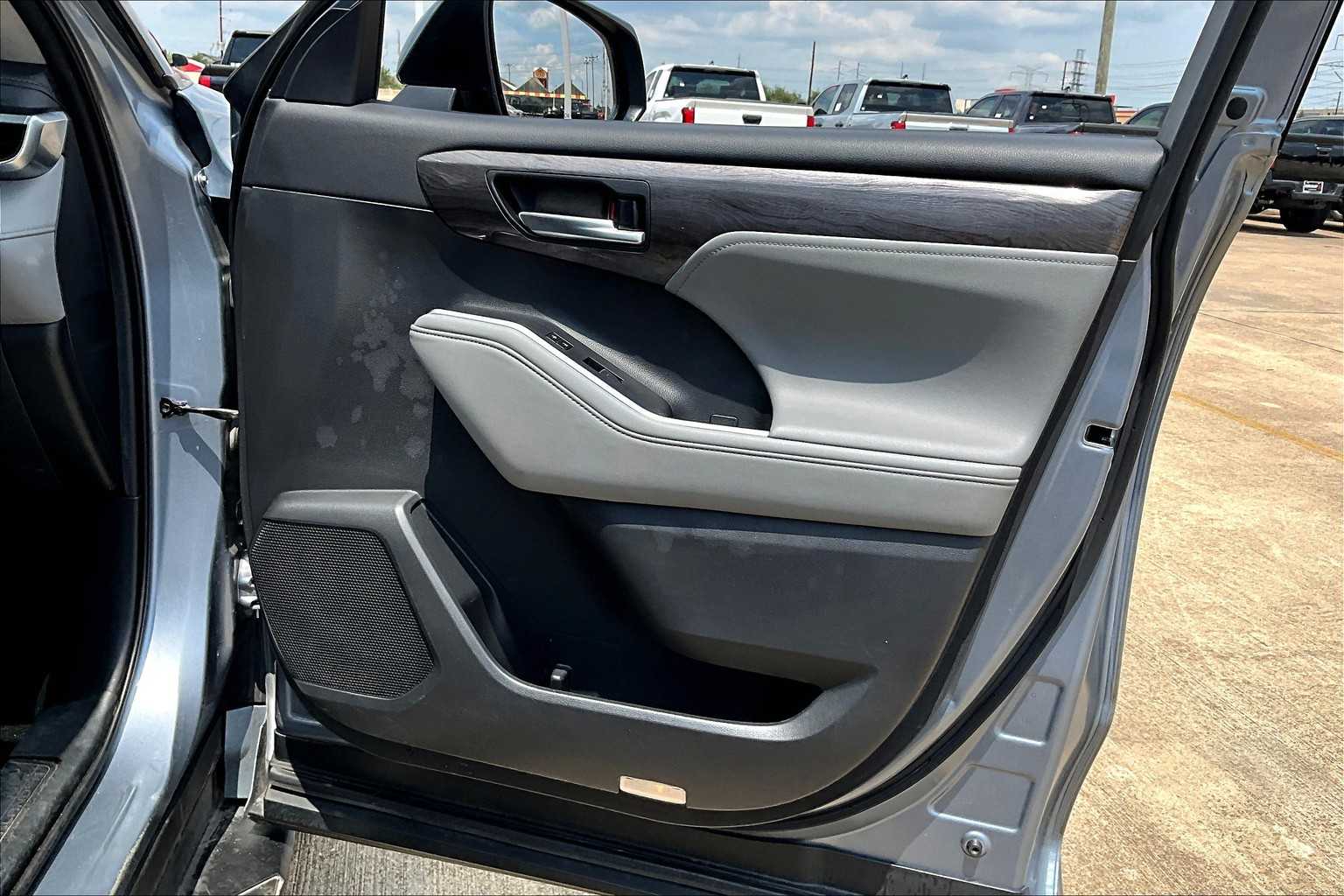 2021 Toyota Highlander Platinum photo 22