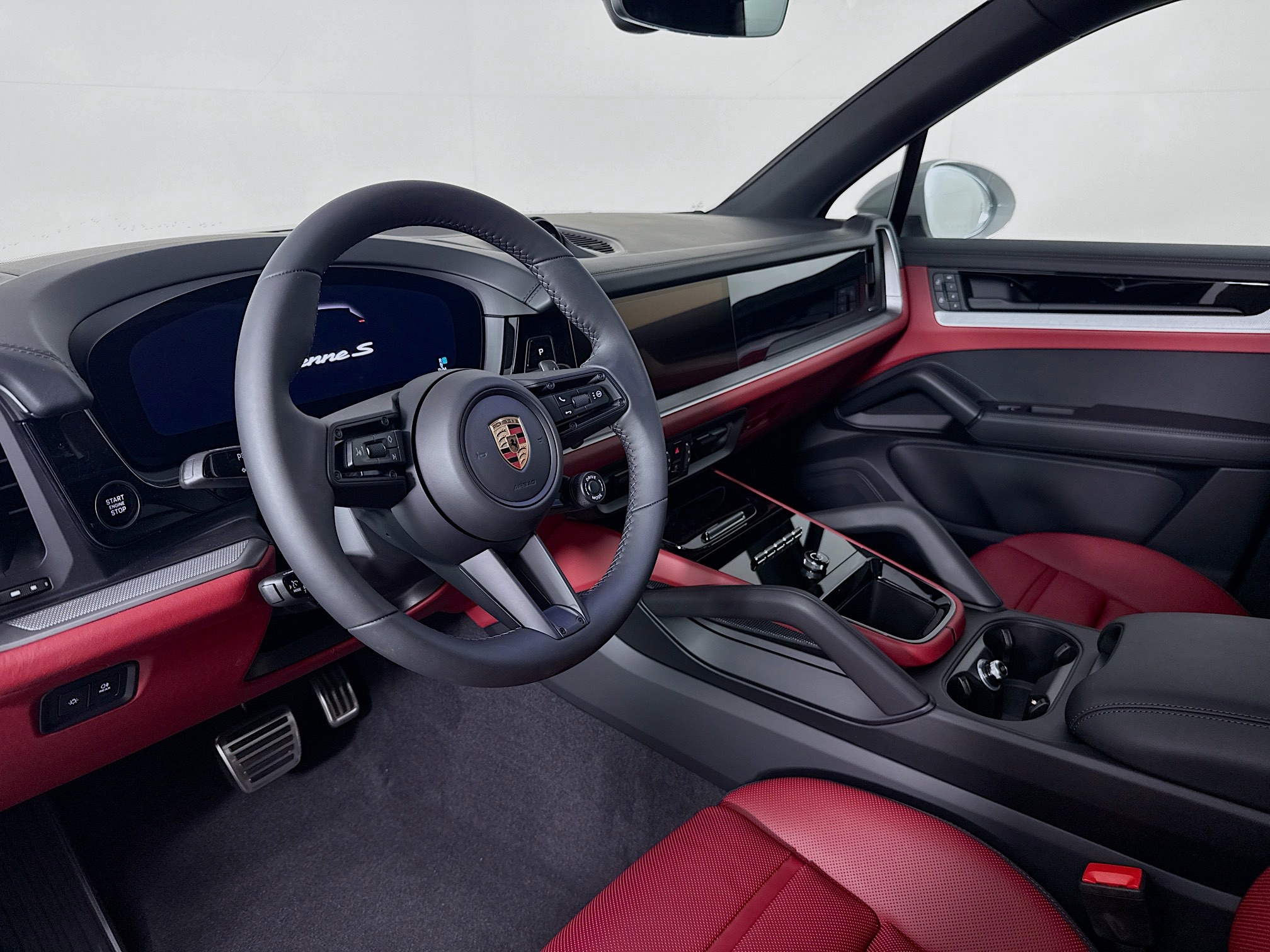 2025 Porsche Cayenne S photo 4