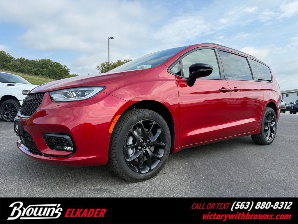 2026 Chrysler Pacifica Limited's photo