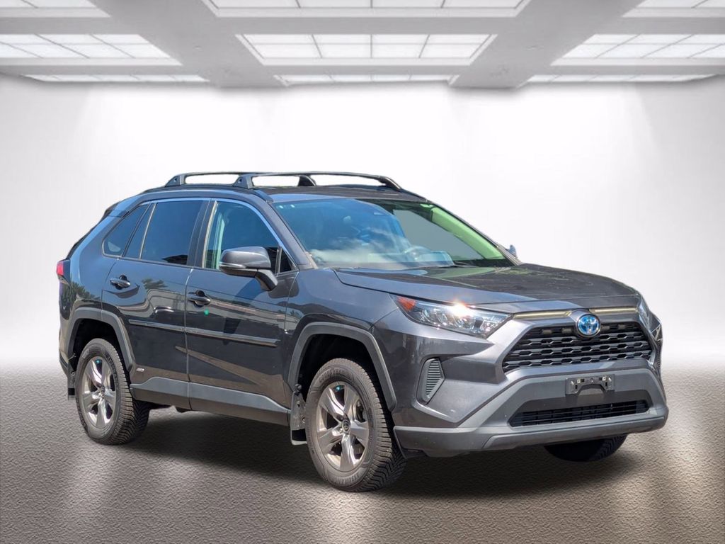 2022 Toyota RAV4 LE's photo